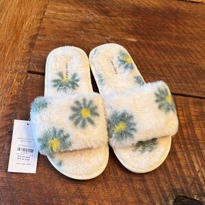 New cute with tags Casa Clara slippers. Cozy Chic Women's Floral Slippers.
